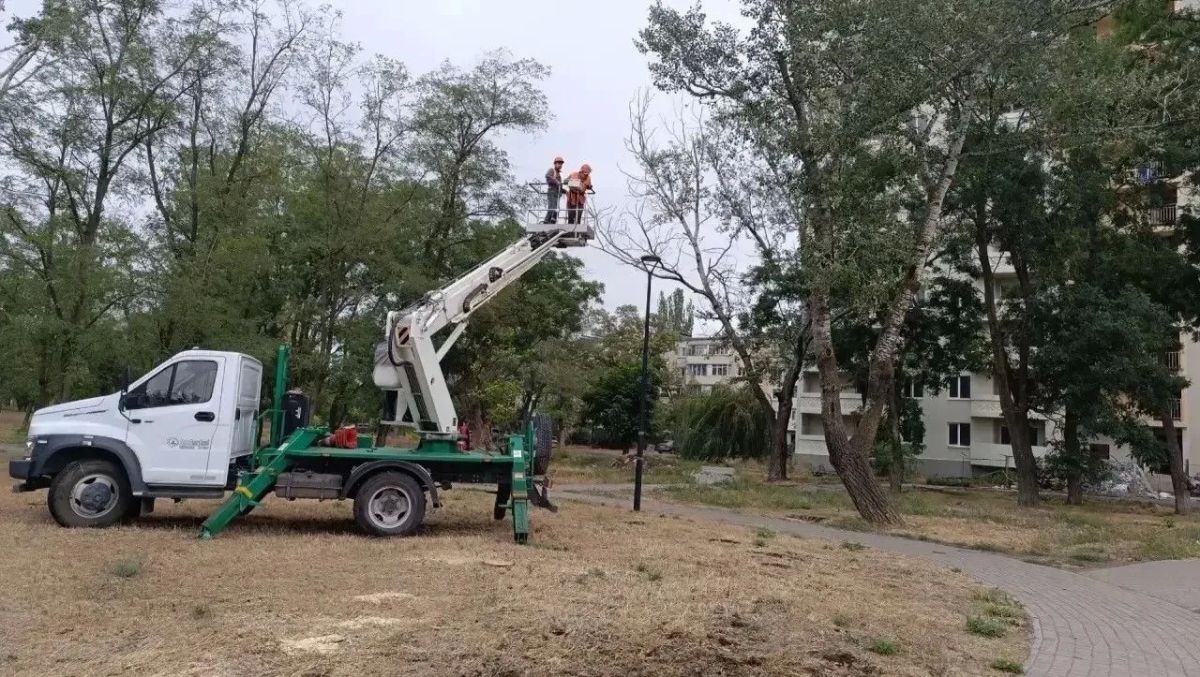 Коммунальщики «Уютного города» продолжают плановые работы по благоустройству Коммунальщики «Уютного города» продолжают плановые работы по благоустройству
