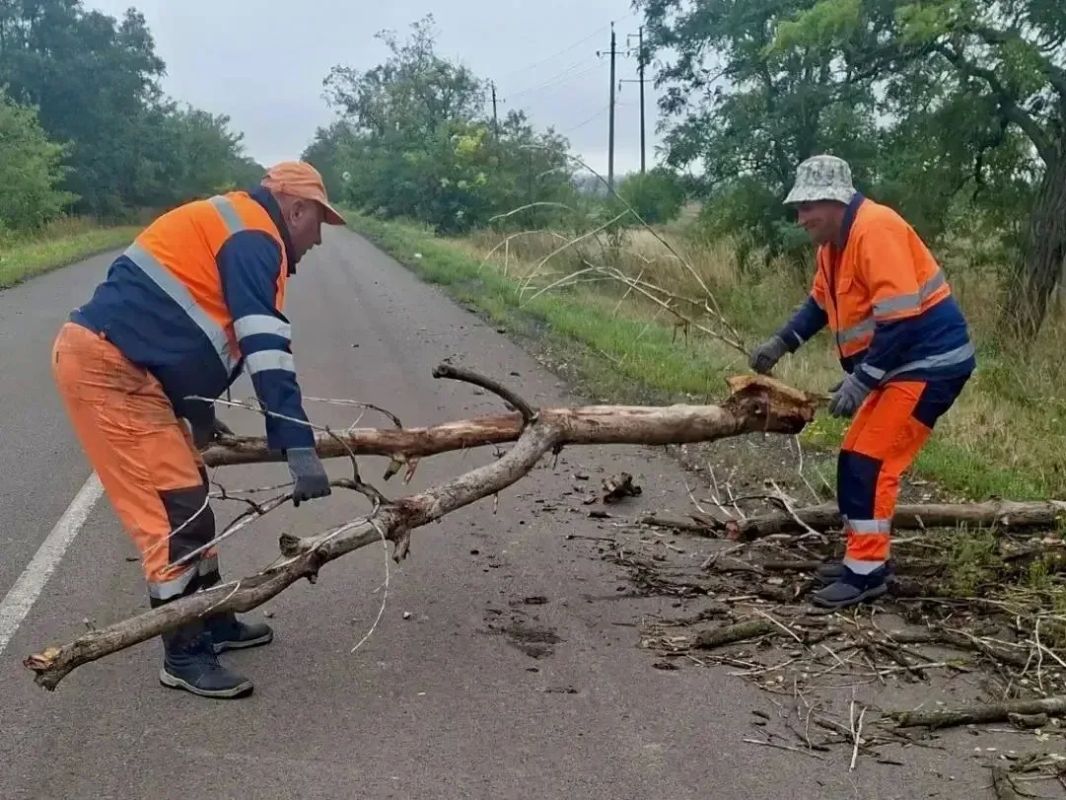 #СОДЕРЖАНИЕ_СВОД за сутки. Делимся последними новостями о работах в рамках содержания на дорогах общего пользования За прошедшие сутки установили новый автопавильон на автомобильной дороге Кутейниково - Осыково - Петренки... #СОДЕРЖАНИЕ_СВОД за сутки. Делимся последними новостями о работах в рамках содержания на дорогах общего пользования За прошедшие сутки установили новый автопавильон на автомобильной дороге Кутейниково - Осыково - Петренки...