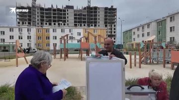 «Голосуем всем двором»: Жители компенсационных домов в Мариуполе досрочно проголосовали на выборах в Госдуму РФ