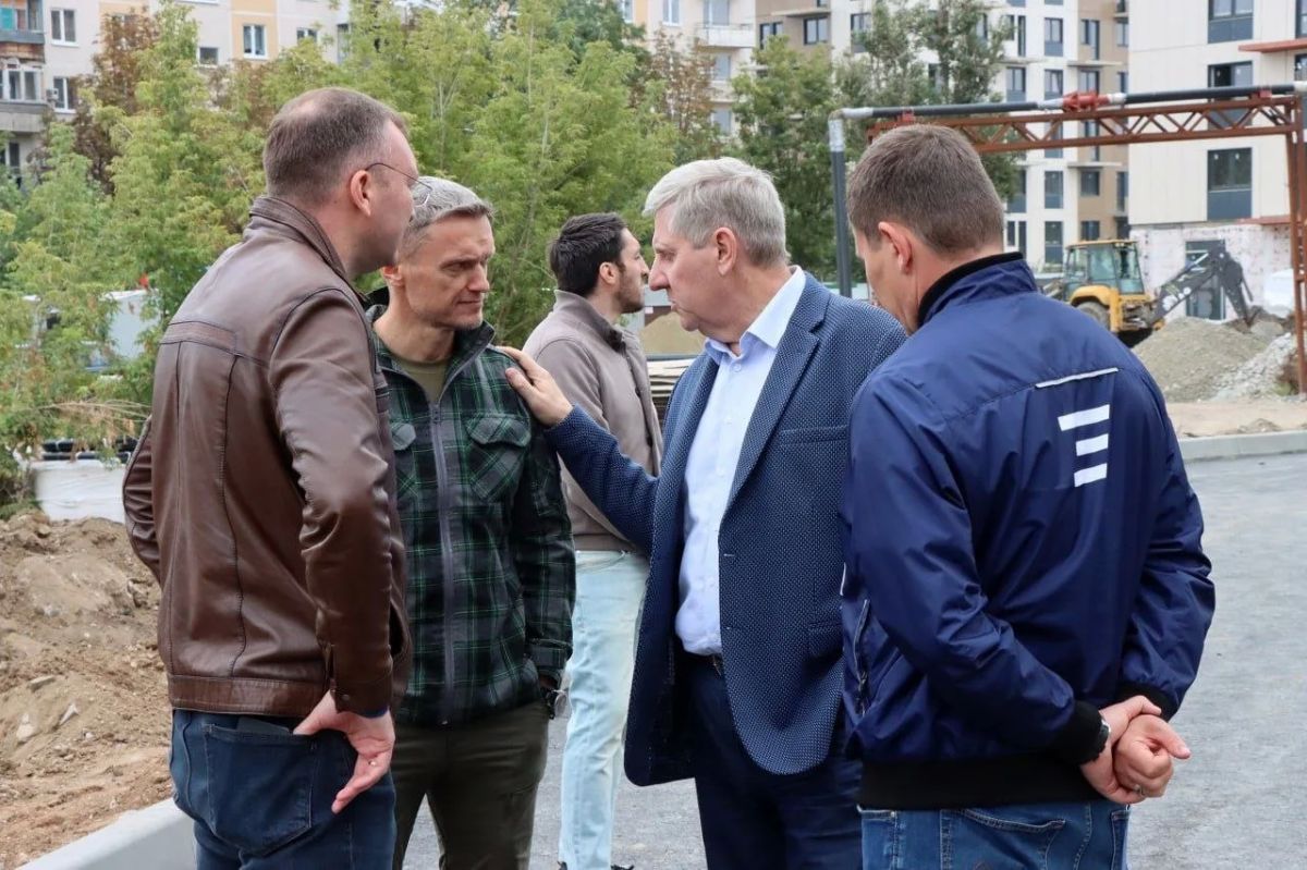 Вместе с Председателем Правительства Андреем Геннадьевичем Чертковым проверили в Мариуполе темпы восстановления многоквартирных домов, повреждённых в ходе боевых действий, а также мобилизацию людей и техники на стройплощадках Вместе с Председателем Правительства Андреем Геннадьевичем Чертковым проверили в Мариуполе темпы восстановления многоквартирных домов, повреждённых в ходе боевых действий, а также мобилизацию людей и техники на стройплощадках