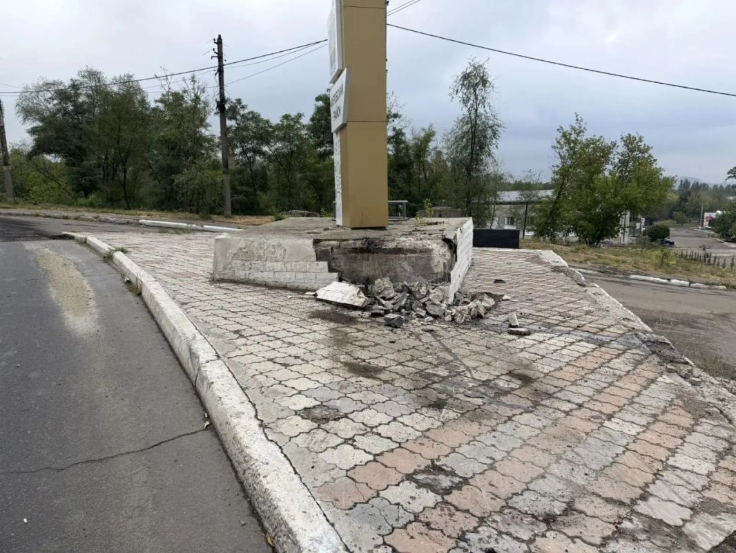 В Макеевке водитель автомобиля Chevrolet повредил стелу В Макеевке водитель автомобиля Chevrolet повредил стелу