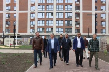 Вместе с Председателем Правительства Андреем Геннадьевичем Чертковым проверили в Мариуполе темпы восстановления многоквартирных домов, повреждённых в ходе боевых действий, а также мобилизацию людей и техники на стройплощадках
