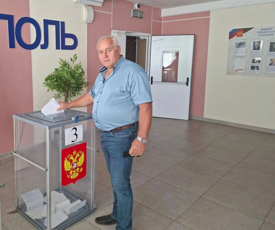 Руководитель Управы Ильичевского внутригородского района города Мариуполь Владимир Скударь с заместителями руководителя Мариной Малервейн и Татьяной Соломиной приняли участие в голосовании на выборах депутатов... Руководитель Управы Ильичевского внутригородского района города Мариуполь Владимир Скударь с заместителями руководителя Мариной Малервейн и Татьяной Соломиной приняли участие в голосовании на выборах депутатов...