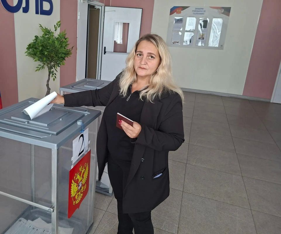 Руководитель Управы Ильичевского внутригородского района города Мариуполь Владимир Скударь с заместителями руководителя Мариной Малервейн и Татьяной Соломиной приняли участие в голосовании на выборах депутатов... Руководитель Управы Ильичевского внутригородского района города Мариуполь Владимир Скударь с заместителями руководителя Мариной Малервейн и Татьяной Соломиной приняли участие в голосовании на выборах депутатов...