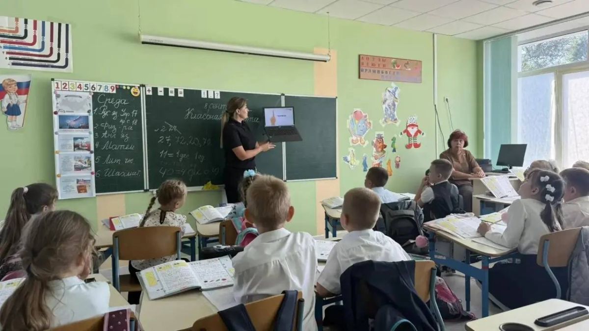 В Мариуполе сотрудники Госавтоинспекции провели уроки безопасности для школьников В Мариуполе сотрудники Госавтоинспекции провели уроки безопасности для школьников
