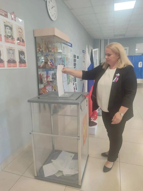 Руководитель Управы Ильичевского внутригородского района города Мариуполь Владимир Скударь с заместителями руководителя Мариной Малервейн и Татьяной Соломиной приняли участие в голосовании на выборах депутатов... Руководитель Управы Ильичевского внутригородского района города Мариуполь Владимир Скударь с заместителями руководителя Мариной Малервейн и Татьяной Соломиной приняли участие в голосовании на выборах депутатов...