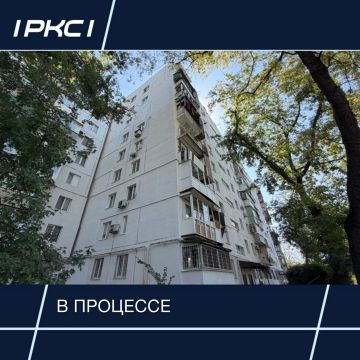 Продолжается восстановление фасада многоэтажного дома, расположенного на улице 50 лет СССР в Мариуполе