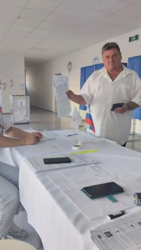 Личный пример и ответственность: депутаты Мариуполя приняли участие в голосовании Личный пример и ответственность: депутаты Мариуполя приняли участие в голосовании