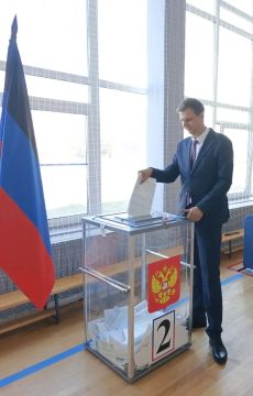 Актив Мариуполя делает выбор: Дмитрий Ковалёв и старшие по домам проголосовали на выборах!