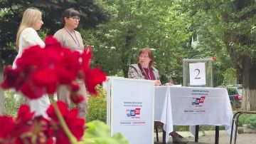 Эвакуированные жители ДНР голосуют в пунктах временного размещения