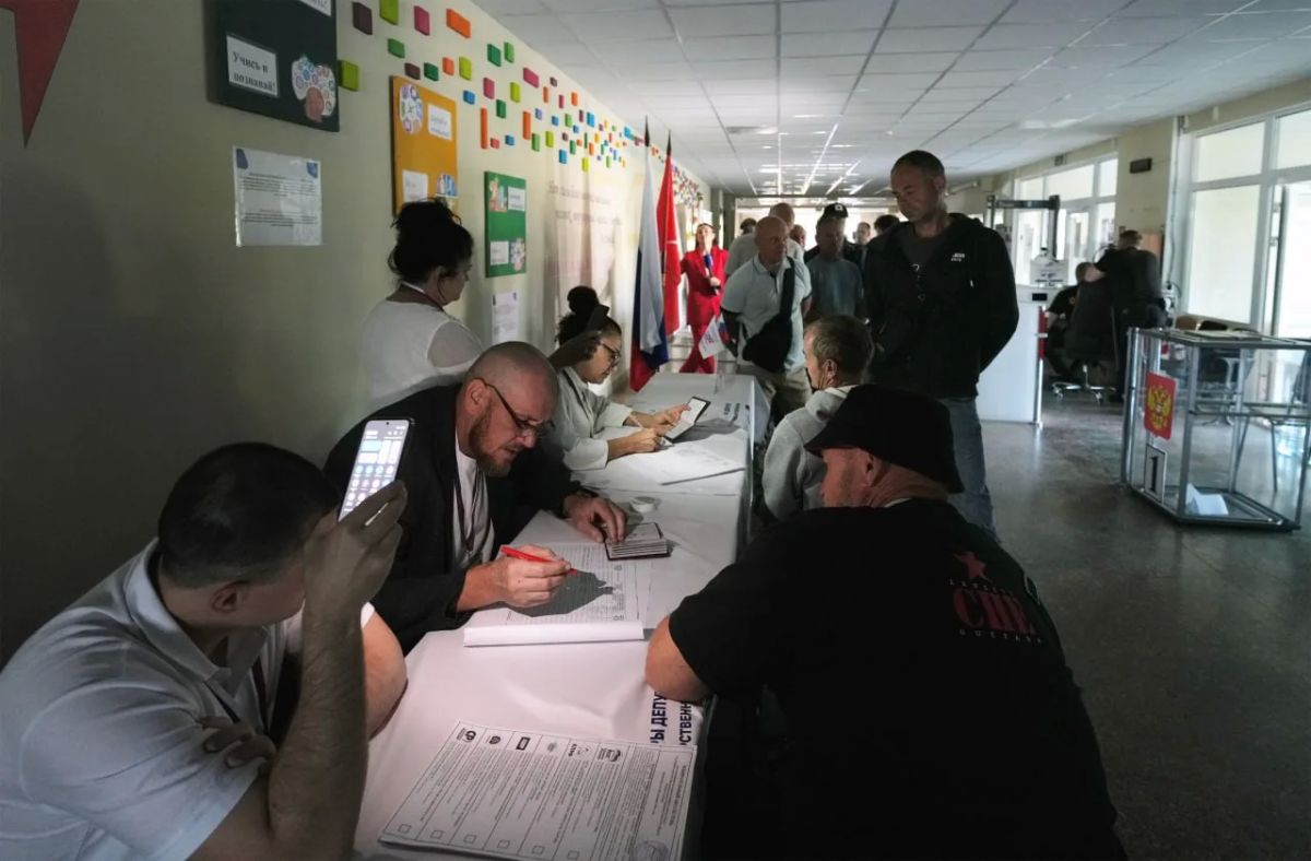 «Пришли исполнить свой гражданский долг»: В Мариуполе на выборах в Госдуму проголосовали восстанавливающие город строители из Санкт-Петербурга «Пришли исполнить свой гражданский долг»: В Мариуполе на выборах в Госдуму проголосовали восстанавливающие город строители из Санкт-Петербурга
