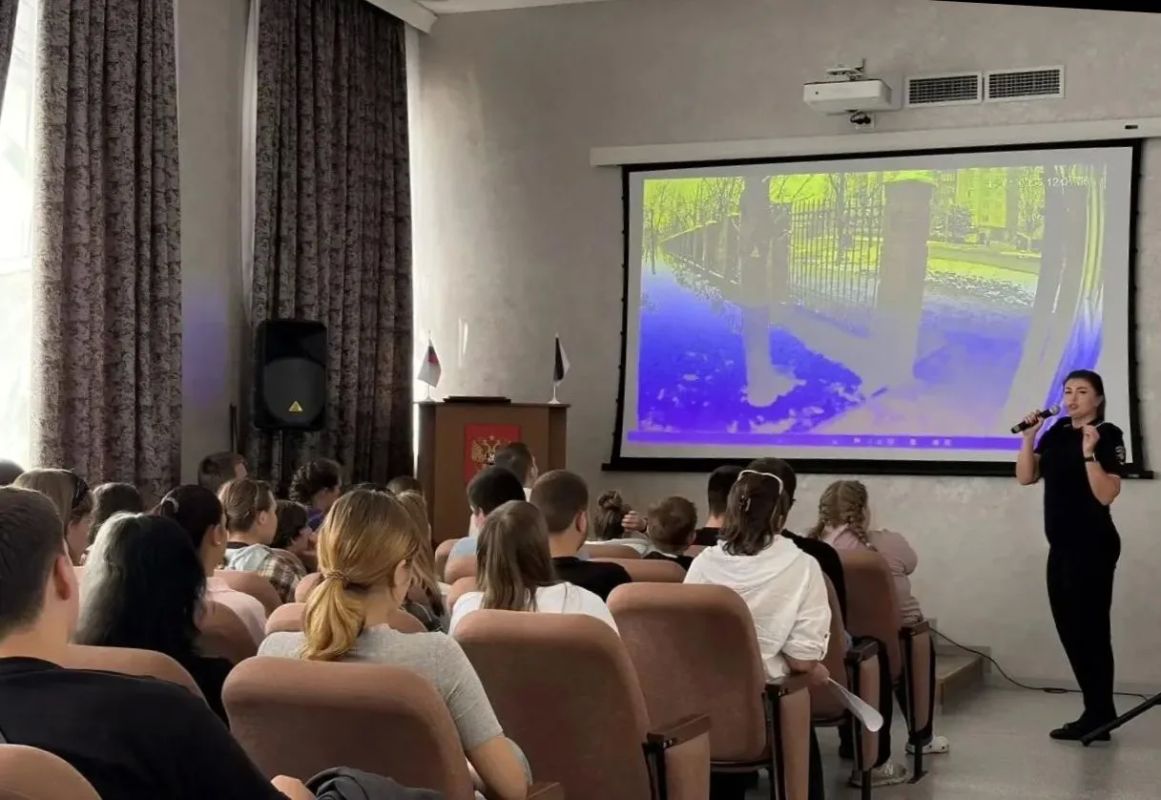 В Мариуполе сотрудники ГАИ провели профилактическую беседу в промышленно-технологическом техникуме В Мариуполе сотрудники ГАИ провели профилактическую беседу в промышленно-технологическом техникуме
