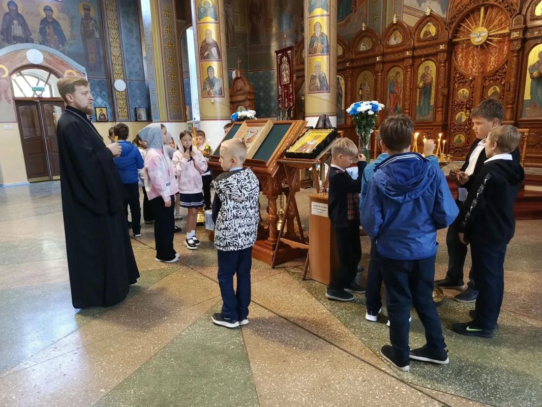 Для мариупольских школьников провели экскурсию по Свято-Николаевскому храму Для мариупольских школьников провели экскурсию по Свято-Николаевскому храму