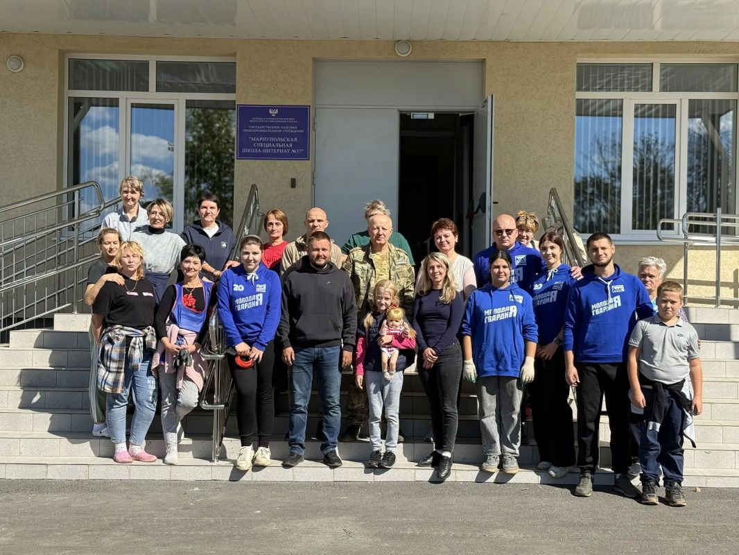 Представители Санкт-Петербурга помогли привести в порядок территорию спецшколы в Мариуполе Представители Санкт-Петербурга помогли привести в порядок территорию спецшколы в Мариуполе