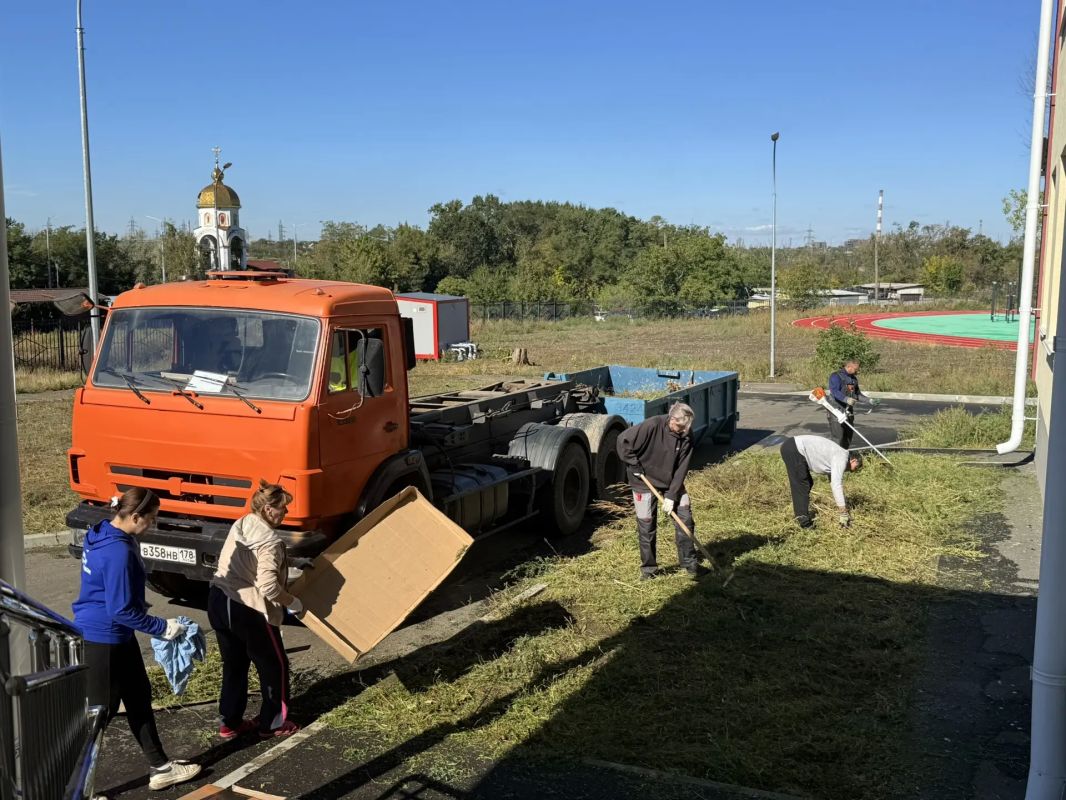 Представители Санкт-Петербурга помогли привести в порядок территорию спецшколы в Мариуполе Представители Санкт-Петербурга помогли привести в порядок территорию спецшколы в Мариуполе