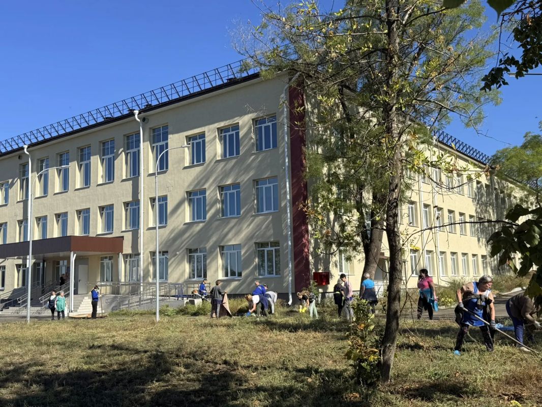 Представители Санкт-Петербурга помогли привести в порядок территорию спецшколы в Мариуполе Представители Санкт-Петербурга помогли привести в порядок территорию спецшколы в Мариуполе