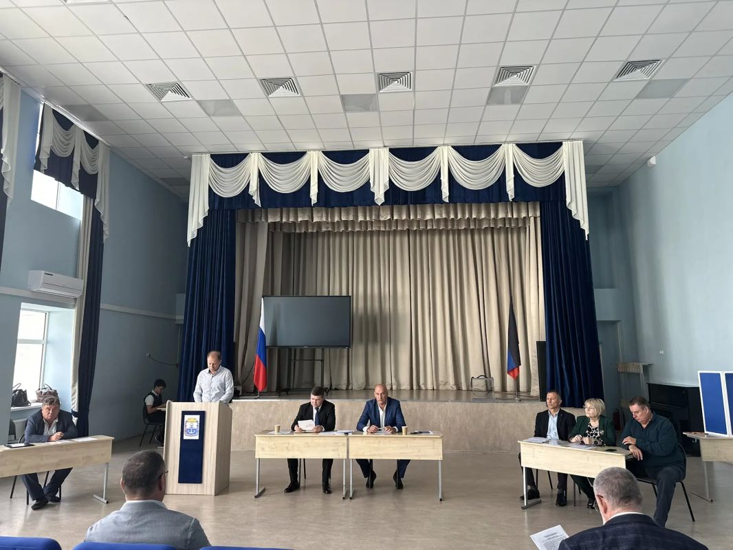 Сегодня состоялось 19-е внеочередное заседание Мариупольского городского совета Донецкой Народной Республики Сегодня состоялось 19-е внеочередное заседание Мариупольского городского совета Донецкой Народной Республики