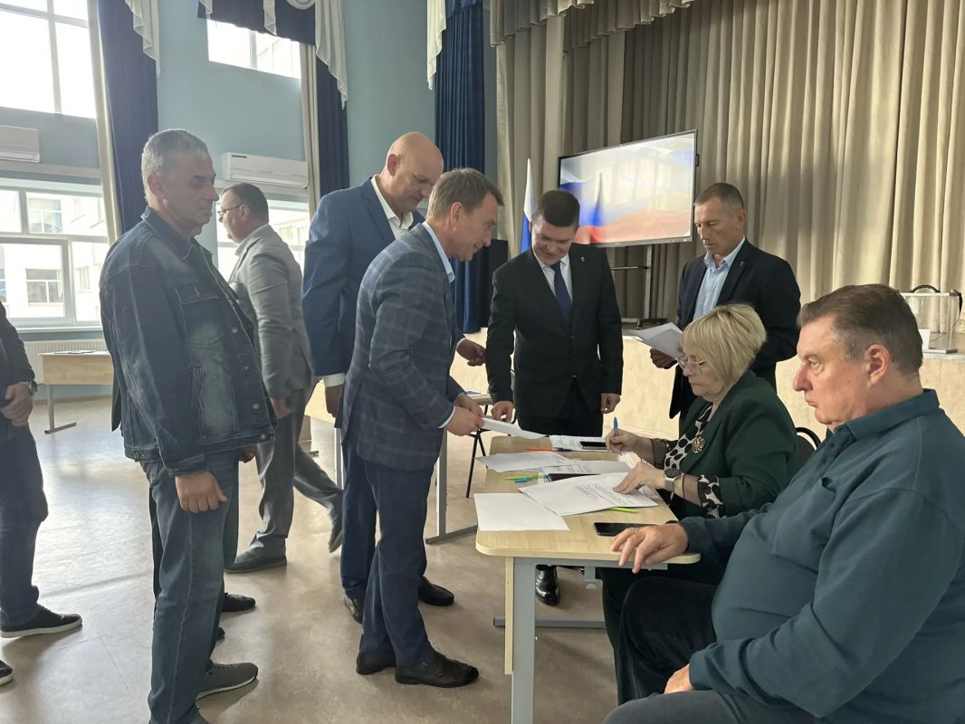Сегодня состоялось 19-е внеочередное заседание Мариупольского городского совета Донецкой Народной Республики Сегодня состоялось 19-е внеочередное заседание Мариупольского городского совета Донецкой Народной Республики