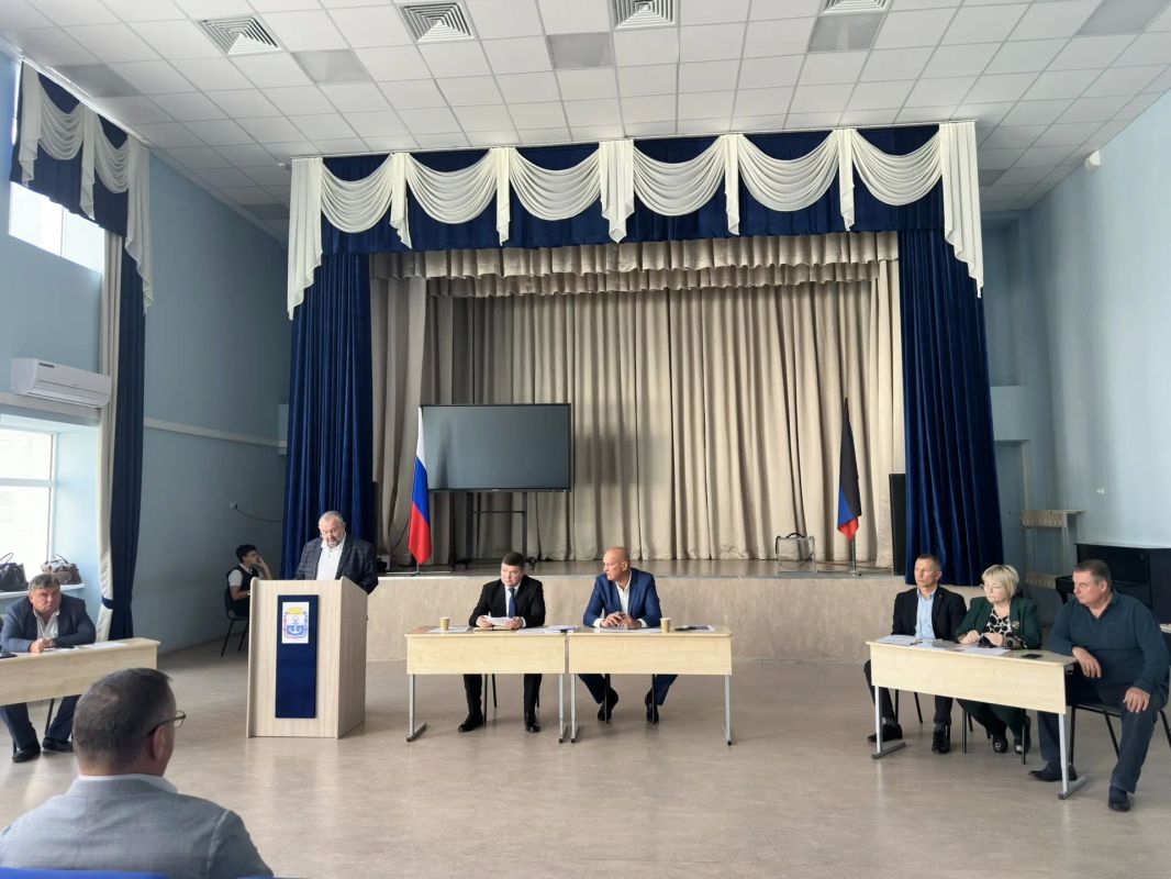 Сегодня состоялось 19-е внеочередное заседание Мариупольского городского совета Донецкой Народной Республики Сегодня состоялось 19-е внеочередное заседание Мариупольского городского совета Донецкой Народной Республики