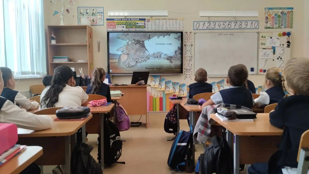 Сегодня в школе прошёл Единый классный час «30/09: День возвращения домой», посвящённый воссоединению новых регионов с Россией Сегодня в школе прошёл Единый классный час «30/09: День возвращения домой», посвящённый воссоединению новых регионов с Россией