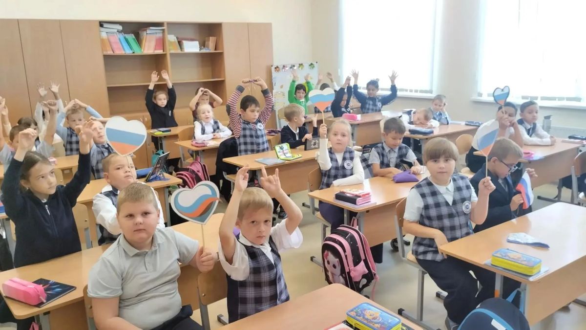 Сегодня в школе прошёл Единый классный час «30/09: День возвращения домой», посвящённый воссоединению новых регионов с Россией Сегодня в школе прошёл Единый классный час «30/09: День возвращения домой», посвящённый воссоединению новых регионов с Россией