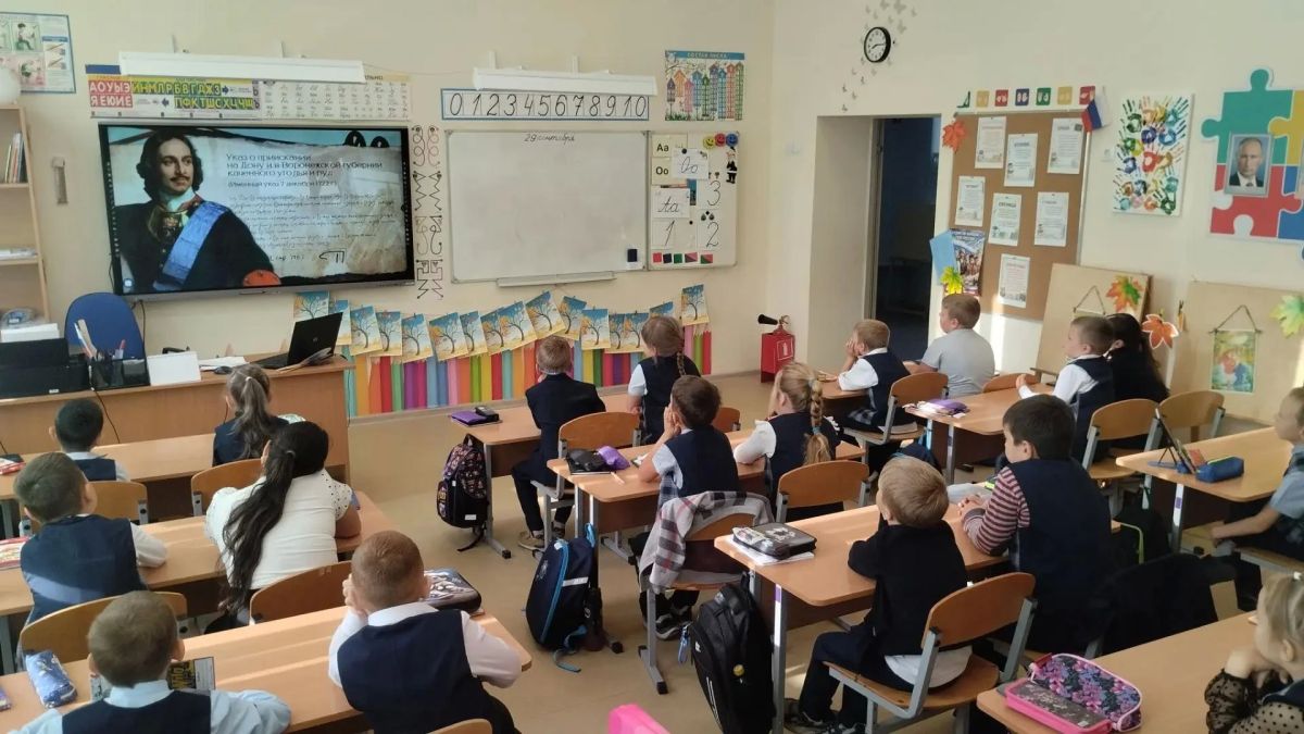 Сегодня в школе прошёл Единый классный час «30/09: День возвращения домой», посвящённый воссоединению новых регионов с Россией Сегодня в школе прошёл Единый классный час «30/09: День возвращения домой», посвящённый воссоединению новых регионов с Россией