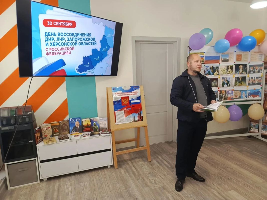 Мариупольские читатели отметили День воссоединения с Россией Мариупольские читатели отметили День воссоединения с Россией