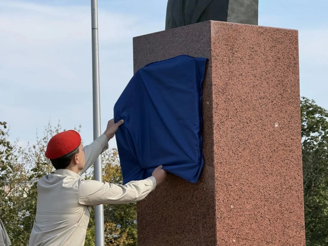 В Мариуполе состоялось важное памятное событие — на бюсте Владимира Семёновича Бойко установлена новая мемориальная табличка В Мариуполе состоялось важное памятное событие — на бюсте Владимира Семёновича Бойко установлена новая мемориальная табличка