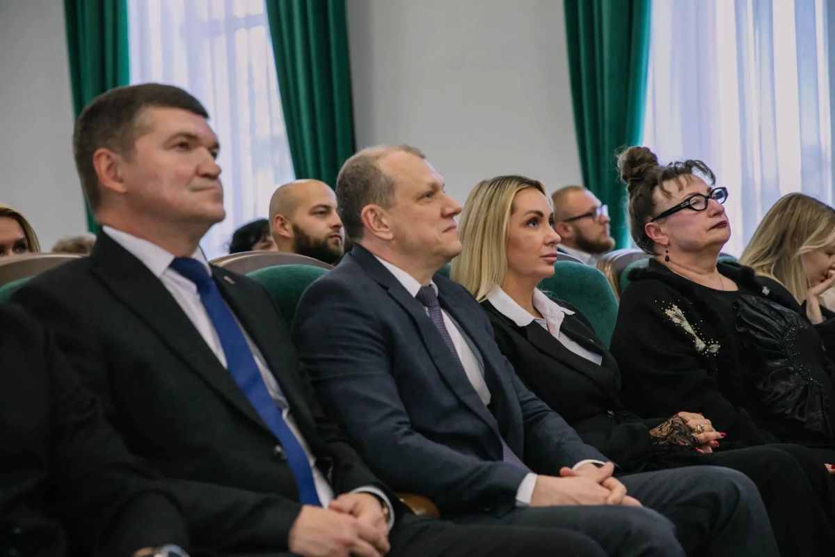 Антон Кольцов: В честь Дня воссоединения Донбасса и Новороссии с Россией вручил почетные грамоты и благодарственные письма отличившимся сотрудникам городской администрации, внутригородских управ и бюджетных организаций округа Антон Кольцов: В честь Дня воссоединения Донбасса и Новороссии с Россией вручил почетные грамоты и благодарственные письма отличившимся сотрудникам городской администрации, внутригородских управ и бюджетных организаций округа
