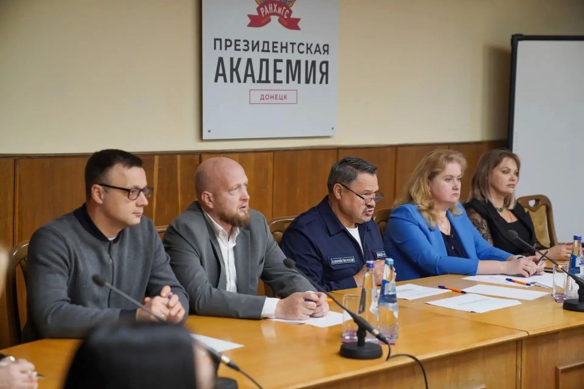 Рабочий визит заместителя руководителя Федерального казначейства Александра Демидова и начальника Управления ведомственных проектов Федерального казначейства Алексея Долгалева в Донецкую Народную Республику Рабочий визит заместителя руководителя Федерального казначейства Александра Демидова и начальника Управления ведомственных проектов Федерального казначейства Алексея Долгалева в Донецкую Народную Республику