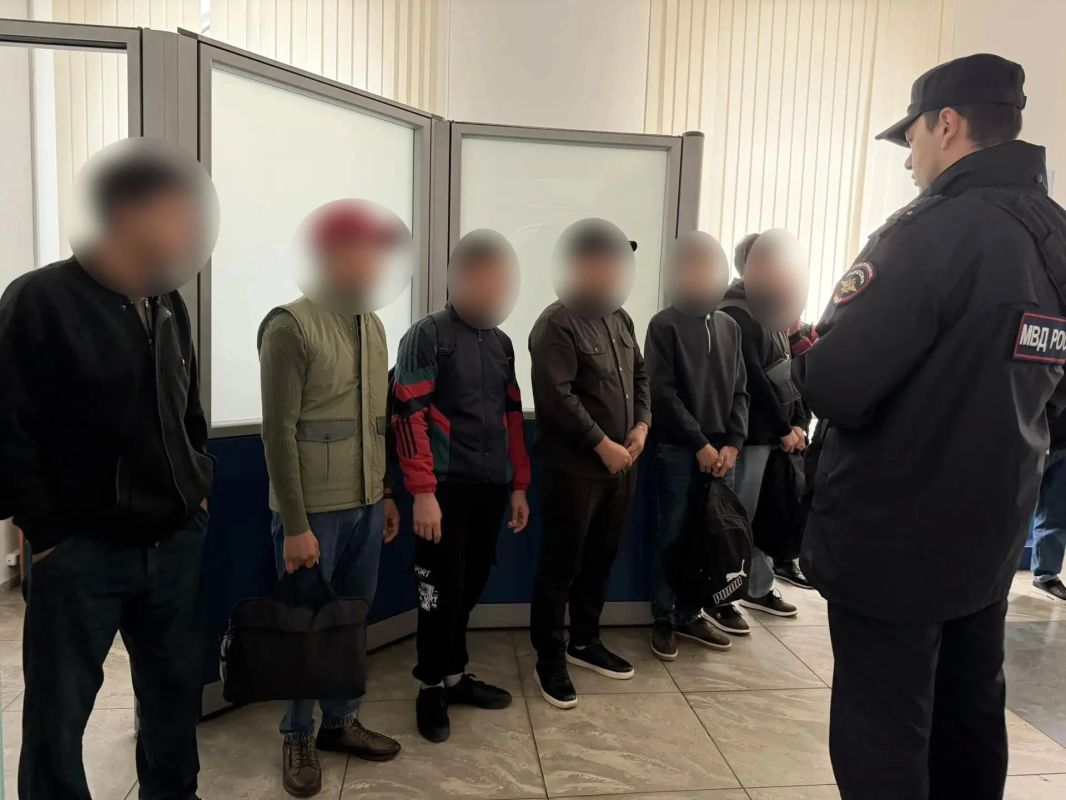 Полицейские проводят отработку «Нелегал»