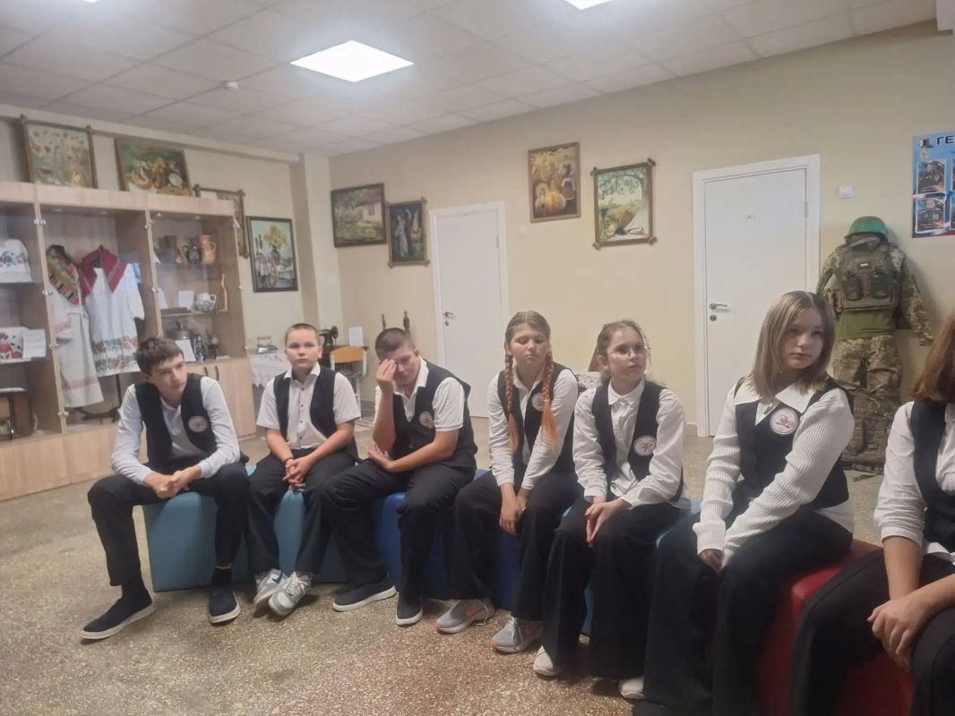 В рамках Республиканской акции "Учиться в Донбассе", трек "Школьный музей" прошло мероприятие в нашем школьном музее В рамках Республиканской акции "Учиться в Донбассе", трек "Школьный музей" прошло мероприятие в нашем школьном музее