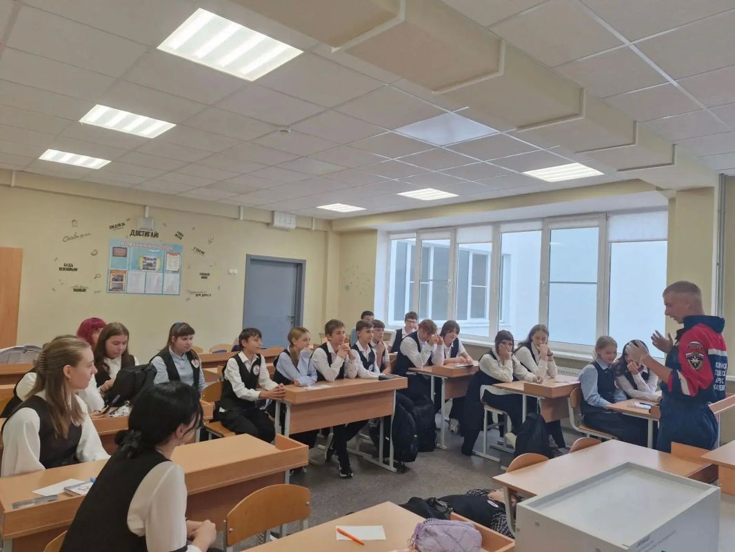 Добровольцы всероссийского студенческого корпуса спасателей провели для учащихся нашей школы обучающее мероприятие по оказанию первой помощи Добровольцы всероссийского студенческого корпуса спасателей провели для учащихся нашей школы обучающее мероприятие по оказанию первой помощи
