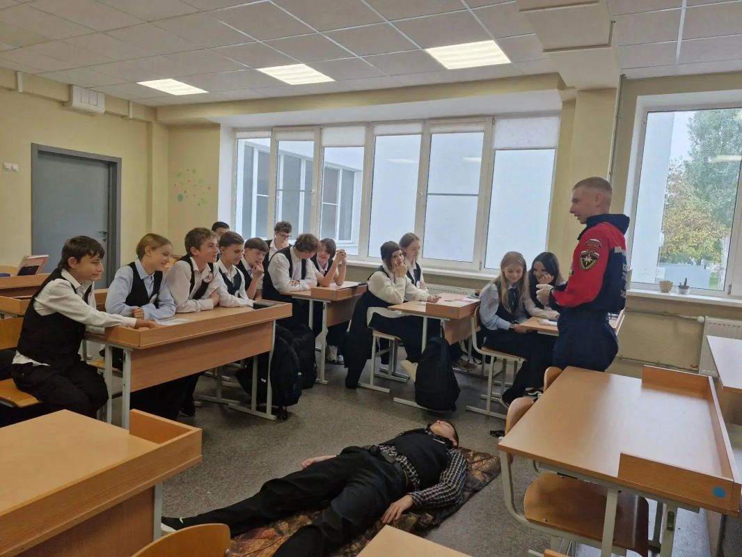 Добровольцы всероссийского студенческого корпуса спасателей провели для учащихся нашей школы обучающее мероприятие по оказанию первой помощи Добровольцы всероссийского студенческого корпуса спасателей провели для учащихся нашей школы обучающее мероприятие по оказанию первой помощи