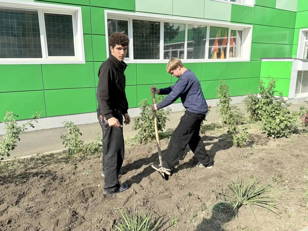 Акция "Красный тюльпан". Сегодня в нашей школе ребята на уроках труда высадили тюльпаны Акция "Красный тюльпан". Сегодня в нашей школе ребята на уроках труда высадили тюльпаны