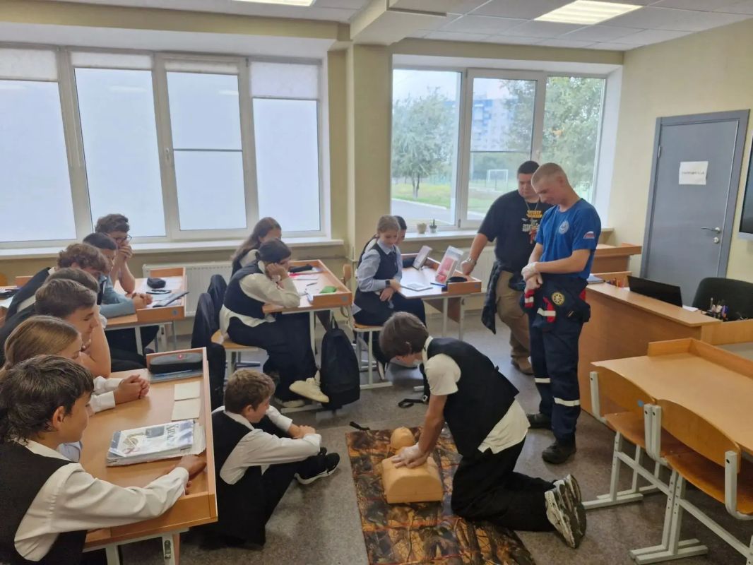 Добровольцы всероссийского студенческого корпуса спасателей провели для учащихся нашей школы обучающее мероприятие по оказанию первой помощи Добровольцы всероссийского студенческого корпуса спасателей провели для учащихся нашей школы обучающее мероприятие по оказанию первой помощи