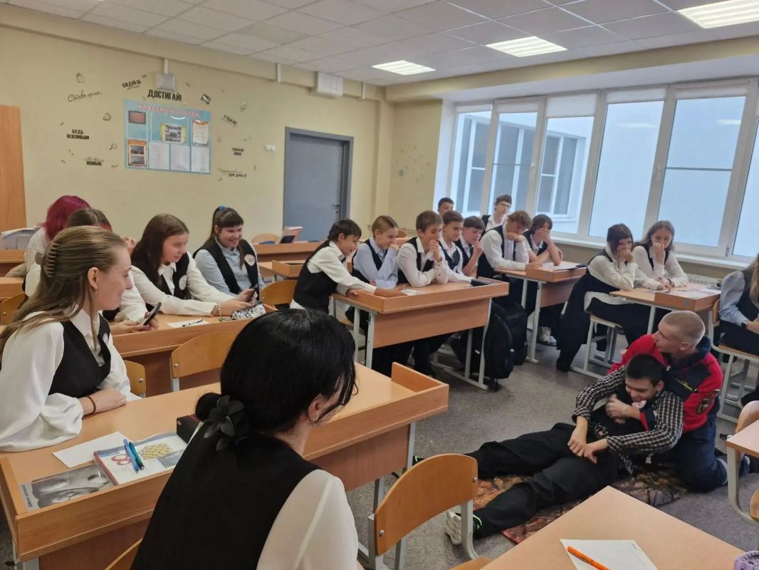 Добровольцы всероссийского студенческого корпуса спасателей провели для учащихся нашей школы обучающее мероприятие по оказанию первой помощи Добровольцы всероссийского студенческого корпуса спасателей провели для учащихся нашей школы обучающее мероприятие по оказанию первой помощи