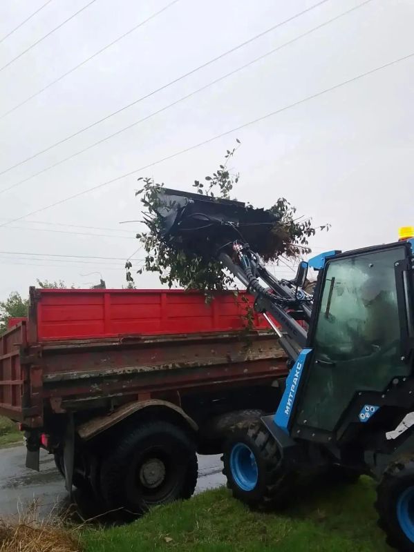 Коммунальные службы продолжают создавать чистоту и уют на мариупольских улицах Коммунальные службы продолжают создавать чистоту и уют на мариупольских улицах