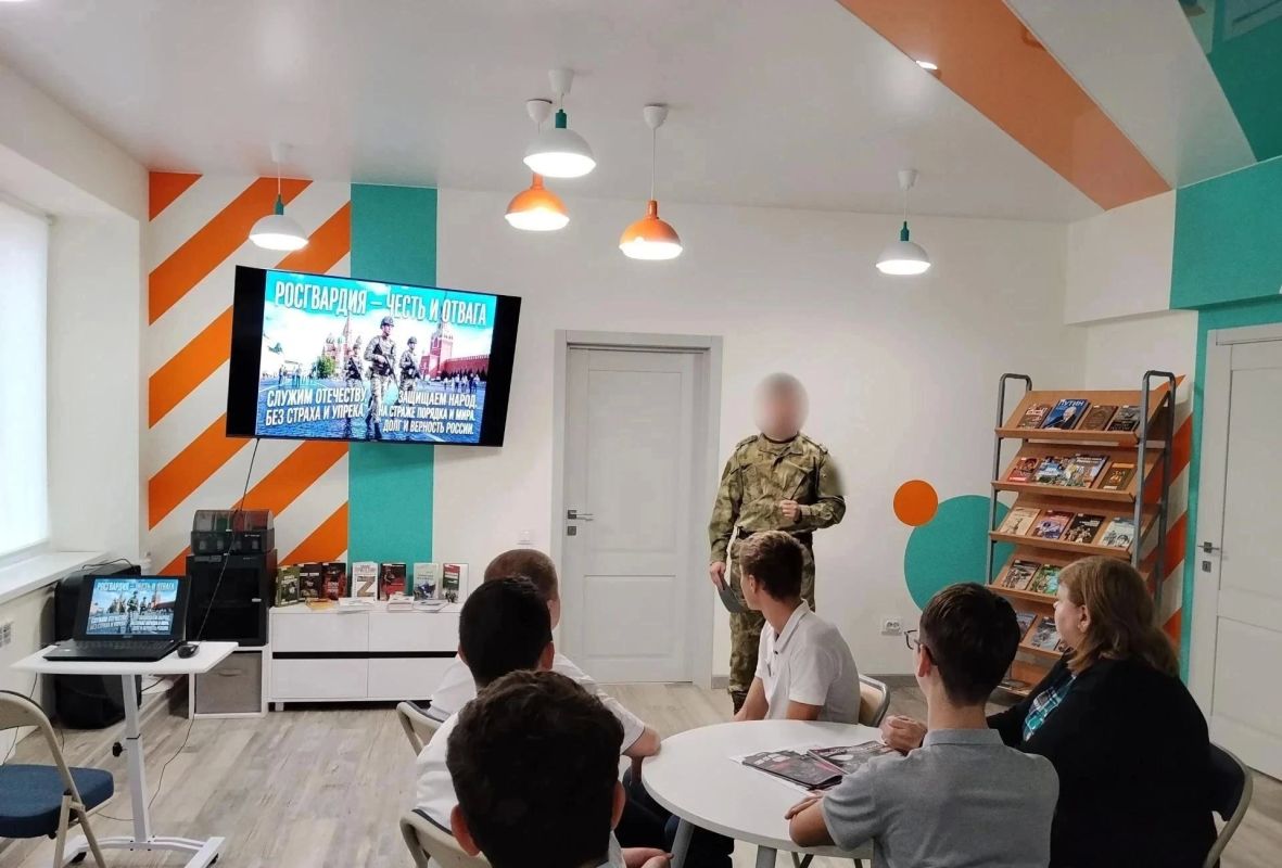 Росгвардейцы провели для мариупольских школьников урок мужества и профориентации