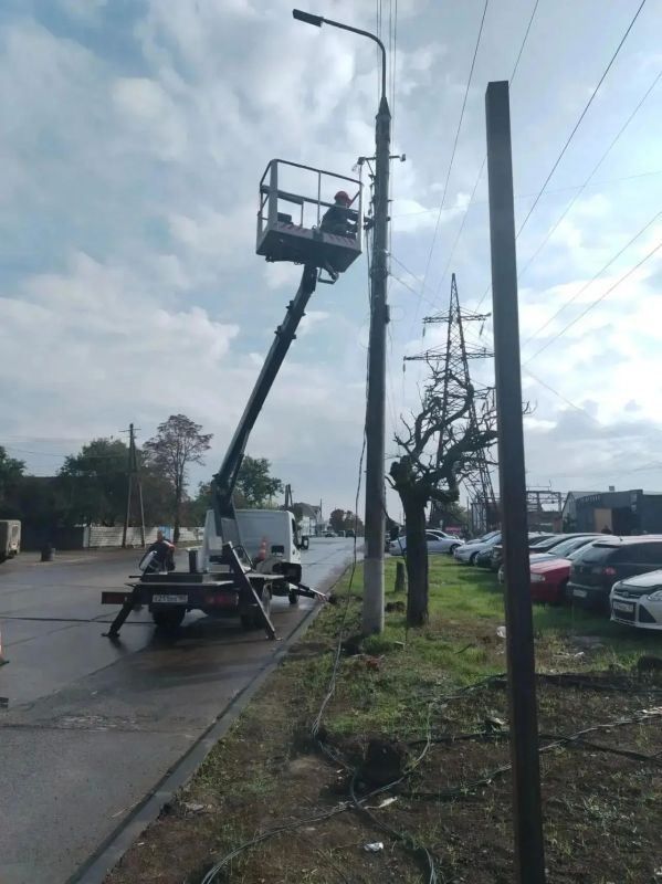 Мариупольские коммунальщики продолжают комплексное благоустройство общественных пространств Мариупольские коммунальщики продолжают комплексное благоустройство общественных пространств