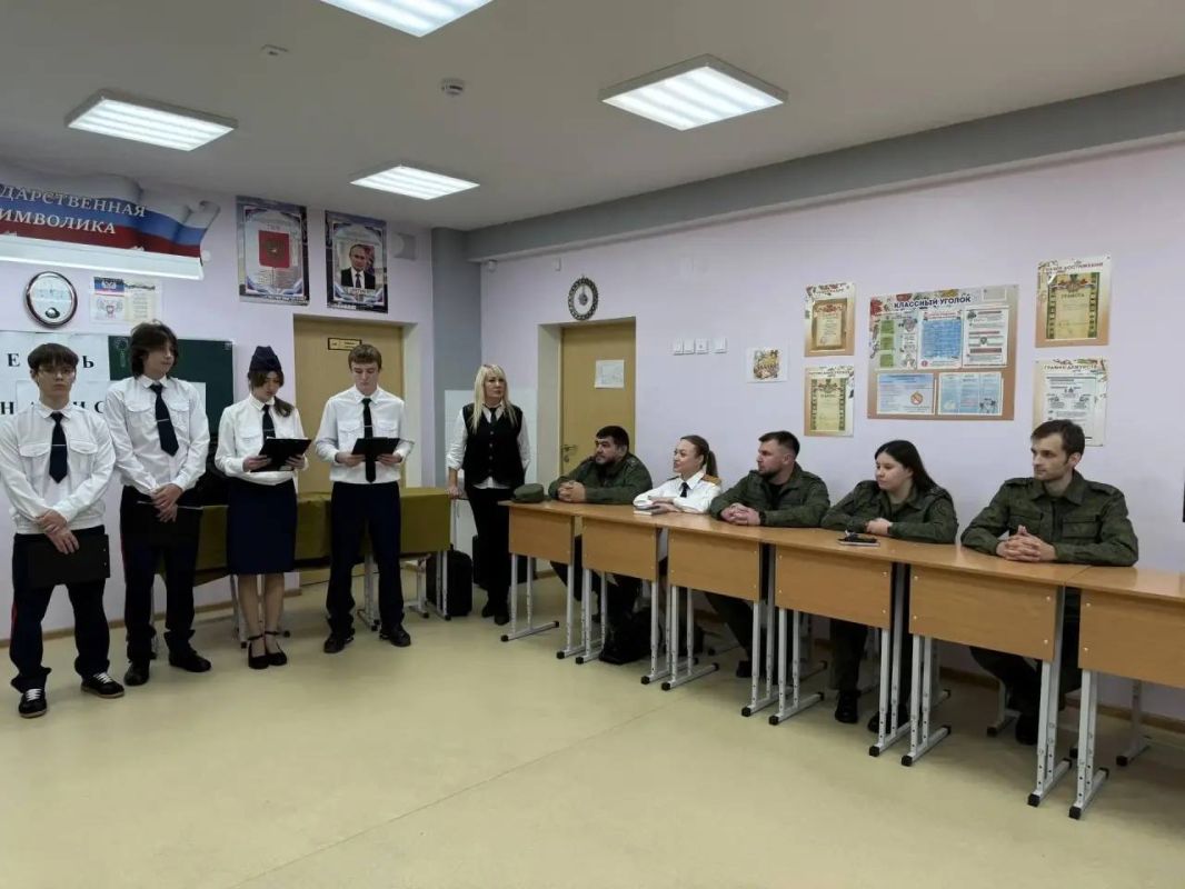 Сотрудники следственного отдела по г. Мариуполь СУ СК России по Донецкой Народной Республике посетили кадет Сотрудники следственного отдела по г. Мариуполь СУ СК России по Донецкой Народной Республике посетили кадет