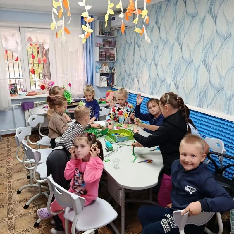 Ко Дню флага ДНР для юных мариупольцев провели мастер-класс по прикладному творчеству Ко Дню флага ДНР для юных мариупольцев провели мастер-класс по прикладному творчеству