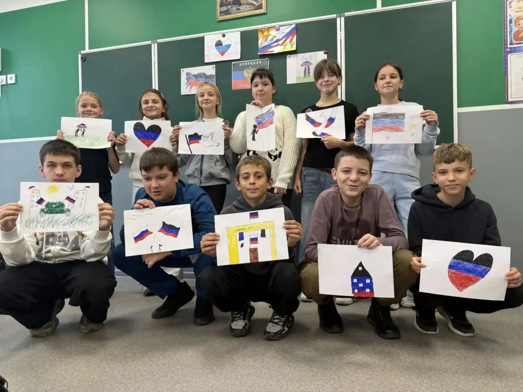 В средней школе № 41 провели творческое занятие ко Дня флага Донецкой Народной Республики В средней школе № 41 провели творческое занятие ко Дня флага Донецкой Народной Республики