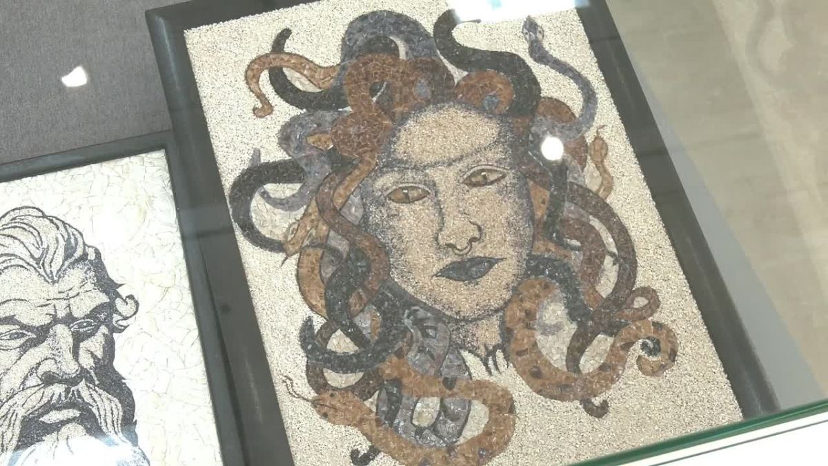 В Краеведческом музее Мариуполя открылась выставка работ из раковин моллюсков