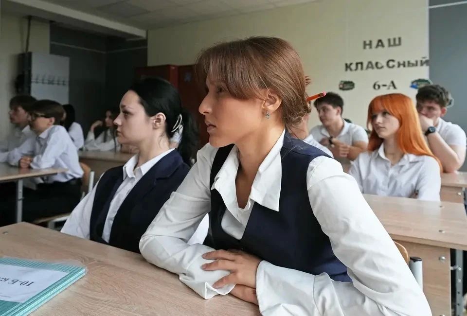 Флаг, город, судьба: Участник освобождения Мариуполя рассказал школьникам о своем боевом пути Флаг, город, судьба: Участник освобождения Мариуполя рассказал школьникам о своем боевом пути