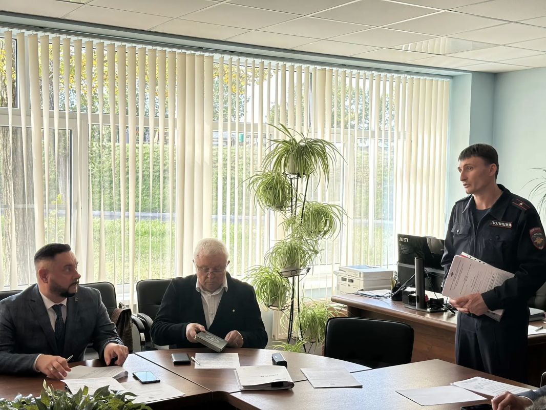 Состоялась встреча депутатов Мариупольского городского совета с заместителем начальника отделения полиции № 1 по обслуживанию Жовтневого района г. Мариуполя, майором полиции Мельниковым Иваном Владимировичем Состоялась встреча депутатов Мариупольского городского совета с заместителем начальника отделения полиции № 1 по обслуживанию Жовтневого района г. Мариуполя, майором полиции Мельниковым Иваном Владимировичем