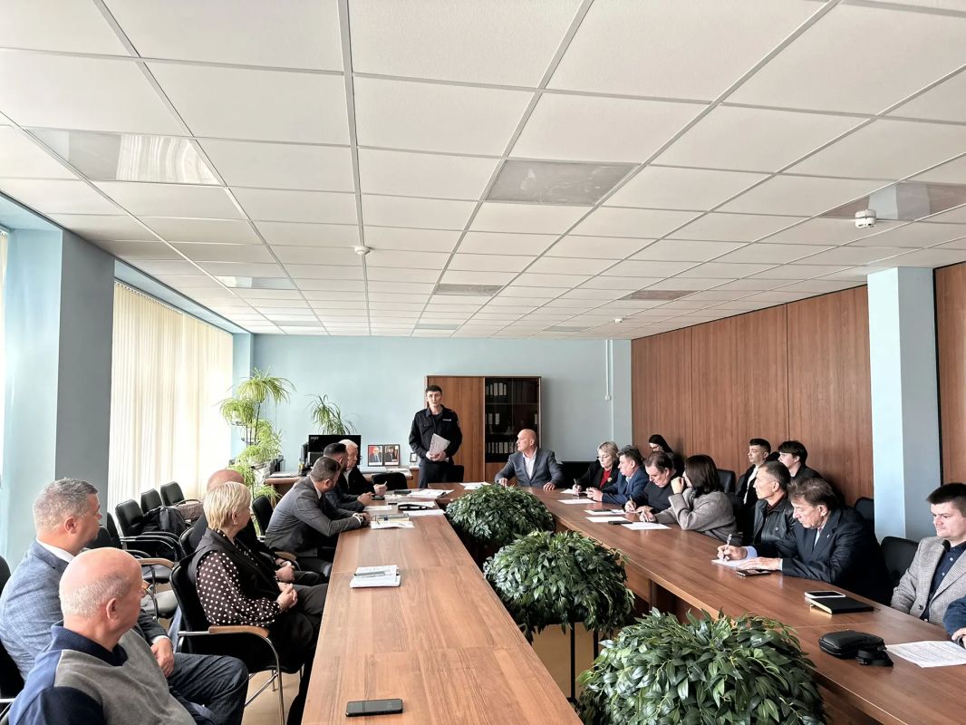 Состоялась встреча депутатов Мариупольского городского совета с заместителем начальника отделения полиции № 1 по обслуживанию Жовтневого района г. Мариуполя, майором полиции Мельниковым Иваном Владимировичем Состоялась встреча депутатов Мариупольского городского совета с заместителем начальника отделения полиции № 1 по обслуживанию Жовтневого района г. Мариуполя, майором полиции Мельниковым Иваном Владимировичем