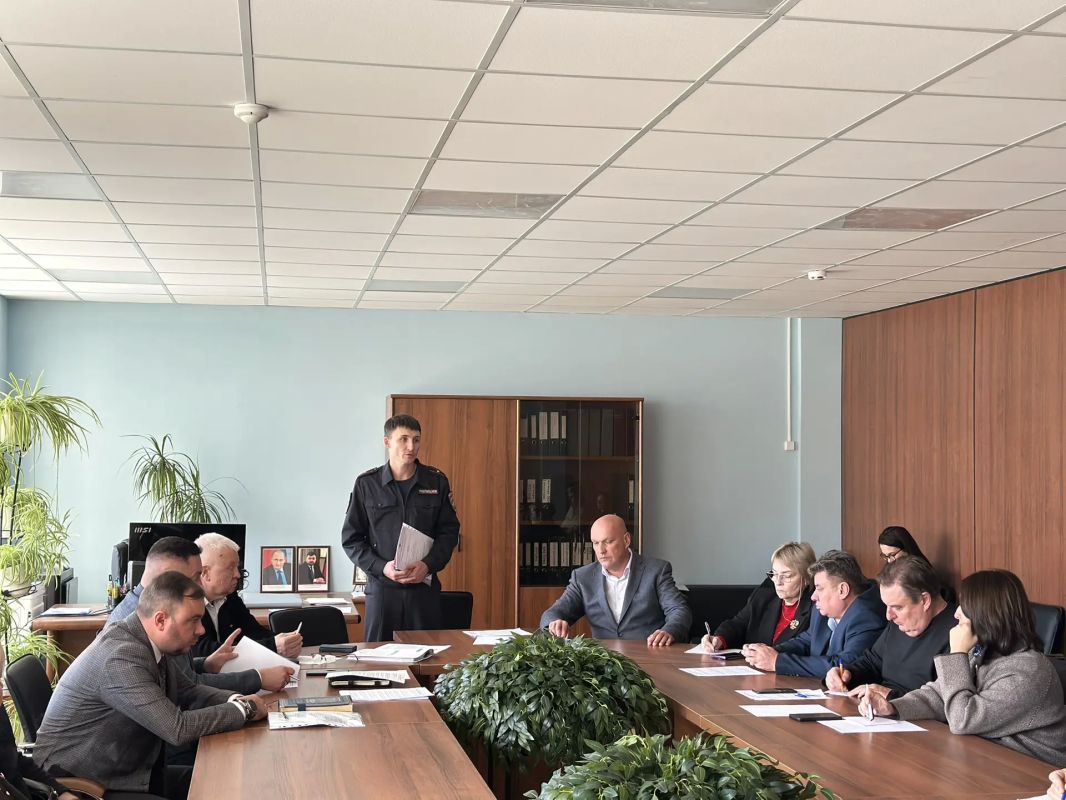 Состоялась встреча депутатов Мариупольского городского совета с заместителем начальника отделения полиции № 1 по обслуживанию Жовтневого района г. Мариуполя, майором полиции Мельниковым Иваном Владимировичем Состоялась встреча депутатов Мариупольского городского совета с заместителем начальника отделения полиции № 1 по обслуживанию Жовтневого района г. Мариуполя, майором полиции Мельниковым Иваном Владимировичем